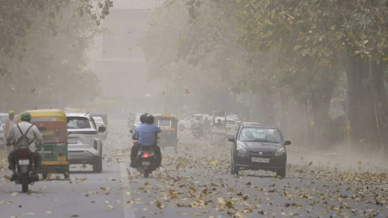 Ghaziabad Weather: गाज़ियाबाद में तापमान 6.8 डिग्री ठंड और भारी कोहरे के साथ AQI 460 पहुंचा खतरनाक लाल जोन में