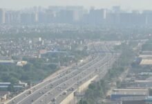 साहिबाबाद में बढ़ी हवा से मिली थोड़ी राहत, लेकिन लोनी में प्रदूषण का स्तर अब भी बहुत खराब साहिबाबाद। जिले में तेज हवा के कारण प्रदूषण में थोड़ी कमी आई है जिससे लोगों को राहत मिली है। केंद्रीय प्रदूषण नियंत्रण बोर्ड के अनुसार सोमवार को जिले का एयर क्वालिटी इंडेक्स (AQI) 'बहुत खराब' से बेहतर होकर 'खराब' श्रेणी में आ गया है। हालांकि, लोनी क्षेत्र में अभी भी हवा की गुणवत्ता 'बहुत खराब' बनी हुई है। पिछले आठ दिनों से जिले में AQI 300 से 400 के बीच था जो 'बहुत खराब' माना जाता है। आखिरी बार 30 नवंबर को AQI 256 दर्ज हुआ था। सोमवार को हवा की गति 14 किलोमीटर प्रति घंटे रिकॉर्ड की गई, जिससे प्रदूषण में कमी आई और AQI 286 दर्ज हुआ जो 'खराब' श्रेणी में आता है। परंतु लोगों को अभी भी खास राहत महसूस नहीं हो रही। साफ हवा तब ही मिलती है जब AQI 50 से नीचे हो। स्थानीय लोग अधिकारियों की लापरवाही का आरोप लगाते हैं और कहते हैं कि यदि ठोस योजना बनाकर लागू की जाती तो बेहतर राहत मिल सकती थी। वसुंधरा में प्रदूषण मापक उपकरण तकनीकी कारणों से बंद रहा। जिले के इंदिरापुरम, लोनी, संजय नगर और वसुंधरा में प्रदूषण मापक उपकरण लगे हैं। सोमवार को वसुंधरा का उपकरण काम नहीं कर रहा था। अधिकारियों ने बताया कि तकनीकी समस्या के कारण इसे बंद किया गया था। लोनी क्षेत्र जिले के सबसे प्रदूषित क्षेत्रों में से एक है। यहां प्रदूषण का मुख्य कारण अवैध कारखानों का संचालन और सड़कों से उठने वाली धूल है। इस वजह से यहां AQI 300 से ऊपर बना हुआ है। आखिरी बार 6 नवंबर को ही लोनी का AQI 'खराब' श्रेणी में था। तब से यह लगातार 'बहुत खराब' और 'गंभीर' श्रेणी में ही बना हुआ है। 15 Keywords in English with commas Sahibabad, Air Quality Index, Pollution, Loni, Central Pollution Control Board, Wind Speed, Poor Air Quality, Very Poor Category, Illegal Factories, Dust Pollution, Vasundhara, Indirapuram, Sanjay Nagar, Pollution Monitoring Device, Technical Issues 40 Words Subtitle in Hindi साहिबाबाद में तेज हवा के कारण प्रदूषण में थोड़ी कमी आई है, लेकिन लोनी में अवैध कारखानों और धूल के कारण हवा की गुणवत्ता अभी भी बहुत खराब बनी हुई है। ChatGPT can make mistakes. Check important info. See Cookie Preferences.