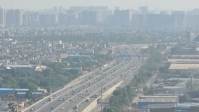 साहिबाबाद में बढ़ी हवा से मिली थोड़ी राहत, लेकिन लोनी में प्रदूषण का स्तर अब भी बहुत खराब साहिबाबाद। जिले में तेज हवा के कारण प्रदूषण में थोड़ी कमी आई है जिससे लोगों को राहत मिली है। केंद्रीय प्रदूषण नियंत्रण बोर्ड के अनुसार सोमवार को जिले का एयर क्वालिटी इंडेक्स (AQI) 'बहुत खराब' से बेहतर होकर 'खराब' श्रेणी में आ गया है। हालांकि, लोनी क्षेत्र में अभी भी हवा की गुणवत्ता 'बहुत खराब' बनी हुई है। पिछले आठ दिनों से जिले में AQI 300 से 400 के बीच था जो 'बहुत खराब' माना जाता है। आखिरी बार 30 नवंबर को AQI 256 दर्ज हुआ था। सोमवार को हवा की गति 14 किलोमीटर प्रति घंटे रिकॉर्ड की गई, जिससे प्रदूषण में कमी आई और AQI 286 दर्ज हुआ जो 'खराब' श्रेणी में आता है। परंतु लोगों को अभी भी खास राहत महसूस नहीं हो रही। साफ हवा तब ही मिलती है जब AQI 50 से नीचे हो। स्थानीय लोग अधिकारियों की लापरवाही का आरोप लगाते हैं और कहते हैं कि यदि ठोस योजना बनाकर लागू की जाती तो बेहतर राहत मिल सकती थी। वसुंधरा में प्रदूषण मापक उपकरण तकनीकी कारणों से बंद रहा। जिले के इंदिरापुरम, लोनी, संजय नगर और वसुंधरा में प्रदूषण मापक उपकरण लगे हैं। सोमवार को वसुंधरा का उपकरण काम नहीं कर रहा था। अधिकारियों ने बताया कि तकनीकी समस्या के कारण इसे बंद किया गया था। लोनी क्षेत्र जिले के सबसे प्रदूषित क्षेत्रों में से एक है। यहां प्रदूषण का मुख्य कारण अवैध कारखानों का संचालन और सड़कों से उठने वाली धूल है। इस वजह से यहां AQI 300 से ऊपर बना हुआ है। आखिरी बार 6 नवंबर को ही लोनी का AQI 'खराब' श्रेणी में था। तब से यह लगातार 'बहुत खराब' और 'गंभीर' श्रेणी में ही बना हुआ है। 15 Keywords in English with commas Sahibabad, Air Quality Index, Pollution, Loni, Central Pollution Control Board, Wind Speed, Poor Air Quality, Very Poor Category, Illegal Factories, Dust Pollution, Vasundhara, Indirapuram, Sanjay Nagar, Pollution Monitoring Device, Technical Issues 40 Words Subtitle in Hindi साहिबाबाद में तेज हवा के कारण प्रदूषण में थोड़ी कमी आई है, लेकिन लोनी में अवैध कारखानों और धूल के कारण हवा की गुणवत्ता अभी भी बहुत खराब बनी हुई है। ChatGPT can make mistakes. Check important info. See Cookie Preferences.