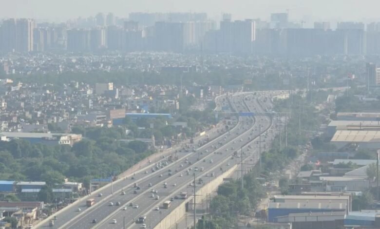 साहिबाबाद में बढ़ी हवा से मिली थोड़ी राहत, लेकिन लोनी में प्रदूषण का स्तर अब भी बहुत खराब साहिबाबाद। जिले में तेज हवा के कारण प्रदूषण में थोड़ी कमी आई है जिससे लोगों को राहत मिली है। केंद्रीय प्रदूषण नियंत्रण बोर्ड के अनुसार सोमवार को जिले का एयर क्वालिटी इंडेक्स (AQI) 'बहुत खराब' से बेहतर होकर 'खराब' श्रेणी में आ गया है। हालांकि, लोनी क्षेत्र में अभी भी हवा की गुणवत्ता 'बहुत खराब' बनी हुई है। पिछले आठ दिनों से जिले में AQI 300 से 400 के बीच था जो 'बहुत खराब' माना जाता है। आखिरी बार 30 नवंबर को AQI 256 दर्ज हुआ था। सोमवार को हवा की गति 14 किलोमीटर प्रति घंटे रिकॉर्ड की गई, जिससे प्रदूषण में कमी आई और AQI 286 दर्ज हुआ जो 'खराब' श्रेणी में आता है। परंतु लोगों को अभी भी खास राहत महसूस नहीं हो रही। साफ हवा तब ही मिलती है जब AQI 50 से नीचे हो। स्थानीय लोग अधिकारियों की लापरवाही का आरोप लगाते हैं और कहते हैं कि यदि ठोस योजना बनाकर लागू की जाती तो बेहतर राहत मिल सकती थी। वसुंधरा में प्रदूषण मापक उपकरण तकनीकी कारणों से बंद रहा। जिले के इंदिरापुरम, लोनी, संजय नगर और वसुंधरा में प्रदूषण मापक उपकरण लगे हैं। सोमवार को वसुंधरा का उपकरण काम नहीं कर रहा था। अधिकारियों ने बताया कि तकनीकी समस्या के कारण इसे बंद किया गया था। लोनी क्षेत्र जिले के सबसे प्रदूषित क्षेत्रों में से एक है। यहां प्रदूषण का मुख्य कारण अवैध कारखानों का संचालन और सड़कों से उठने वाली धूल है। इस वजह से यहां AQI 300 से ऊपर बना हुआ है। आखिरी बार 6 नवंबर को ही लोनी का AQI 'खराब' श्रेणी में था। तब से यह लगातार 'बहुत खराब' और 'गंभीर' श्रेणी में ही बना हुआ है। 15 Keywords in English with commas Sahibabad, Air Quality Index, Pollution, Loni, Central Pollution Control Board, Wind Speed, Poor Air Quality, Very Poor Category, Illegal Factories, Dust Pollution, Vasundhara, Indirapuram, Sanjay Nagar, Pollution Monitoring Device, Technical Issues 40 Words Subtitle in Hindi साहिबाबाद में तेज हवा के कारण प्रदूषण में थोड़ी कमी आई है, लेकिन लोनी में अवैध कारखानों और धूल के कारण हवा की गुणवत्ता अभी भी बहुत खराब बनी हुई है। ChatGPT can make mistakes. Check important info. See Cookie Preferences.